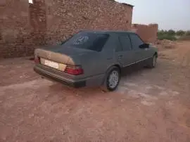 Mercedes 300 Model 1994, Aleppo, RF21292892