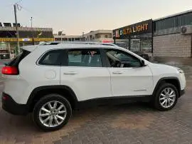 جيب شيروكي 2016, RF94141211