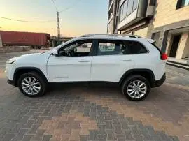 جيب شيروكي 2016, RF94141211