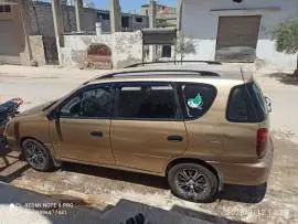 كيا كارينز 2001, حماة, RF17646364